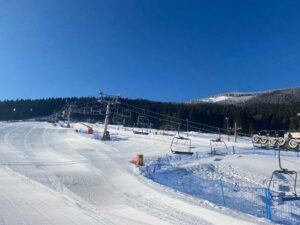 zaśnieżony stok narciarski