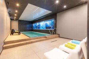 basen w środku budynku, leżaki