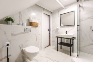 nowoczesna łazienka, uchylone białe drzwi