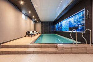 kryty basen, obok leżaki