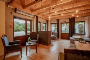 restauracja, fotele i krzesła