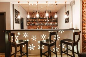 bar, krzesła barowe, zwisające lampy